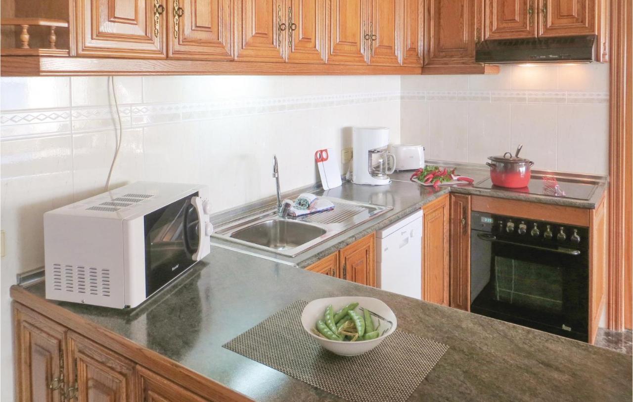 2 Bedroom Stunning Apartment In Торевиеха Екстериор снимка