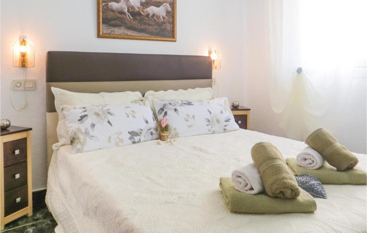 2 Bedroom Stunning Apartment In Торевиеха Екстериор снимка